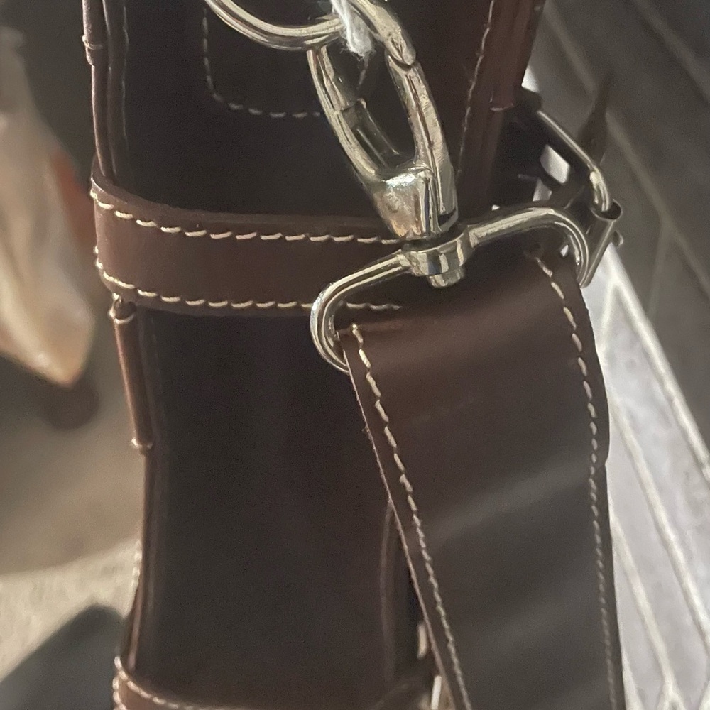Brown Messenger Bag with High-Quality Leather and Contrast Stitching